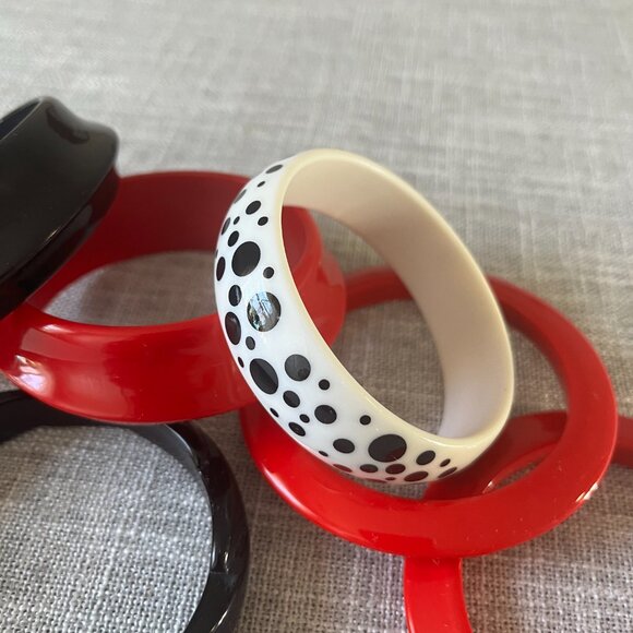 Vintage 1980's Chunky Plastic Cherry Red Black and White Bangle Bracelets 6 - Picture 4 of 11